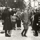 Kongefamilien ankommer Holmenkollen i 1938. Kong Haakon, Kronprinsesse Märtha og Prinsesse Astrid, fulgt av Kronprins Olav. Fotograf: Ukjent, De kongelige samlinger